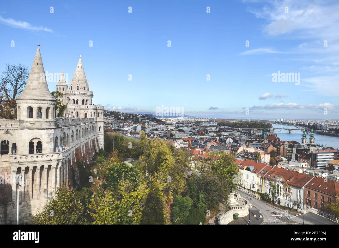 Budapest, Hongrie - 6 novembre 2019 : Bastion de Fishermans dans la capitale hongroise. L'un des monuments les plus populaires de la ville, construit dans un style néo-roman. Visites touristiques. Ville en arrière-plan. Banque D'Images