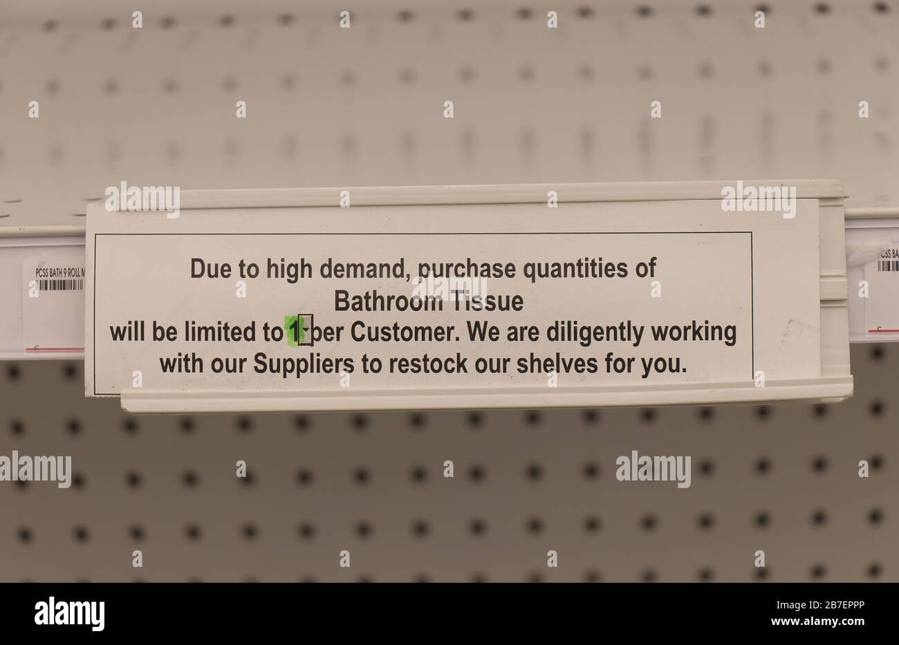 Vancouver, Canada - 15 mars 2020: Vue du signe 'de la demande élevée, les quantités d'achat de tissu de salle de bain seront limitées à 1 par client.' Banque D'Images