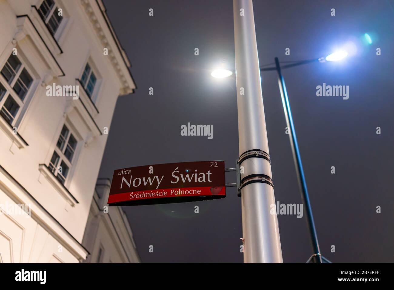 Nowy Swiat (New World) rue signe dans la vieille ville par historique Krakowskie Przedmiescie rue la nuit avec lampe poste à Varsovie, Pologne Banque D'Images