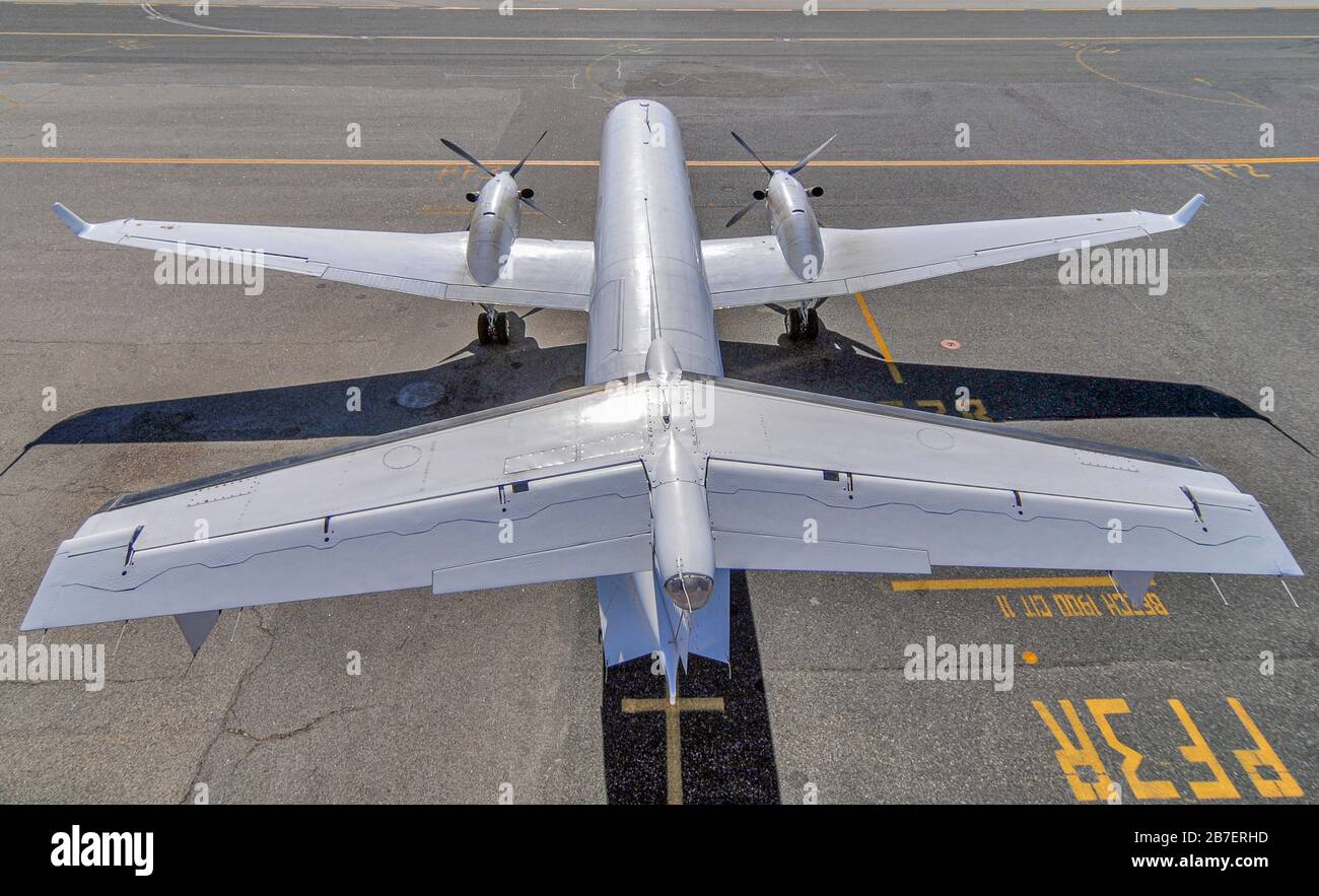 Une vue arrière élevée d'un avion de vol nolisé Raytheon Beechcraft B1900 D court-courriers, envolez-vous-voler sur le sol. Banque D'Images