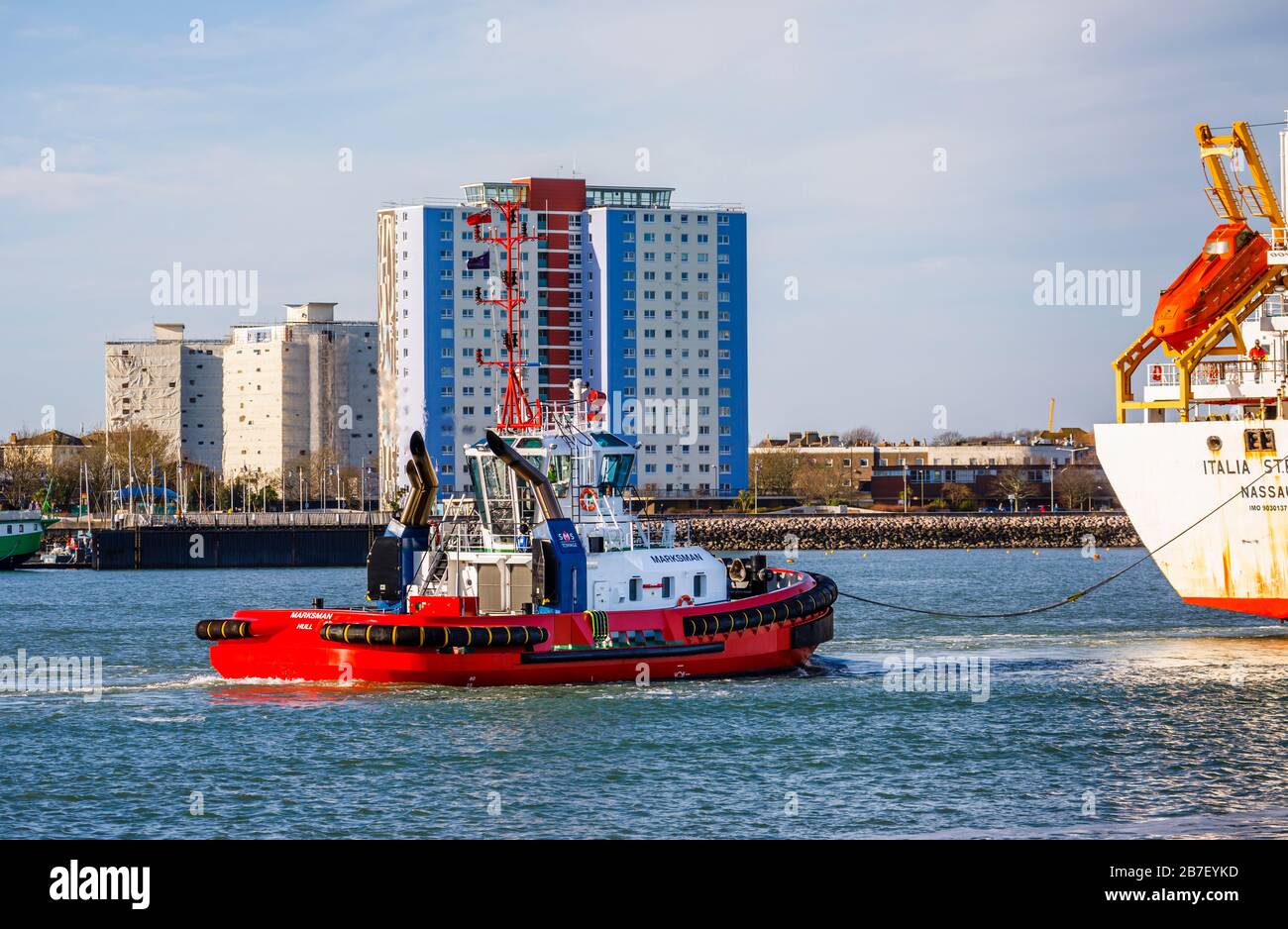 Bateau à remorqueurs rouges Marksman en direction d'un bateau vers le port par Gosport dans le port de Portsmouth, Solent, Hampshire, côte sud de l'Angleterre Banque D'Images