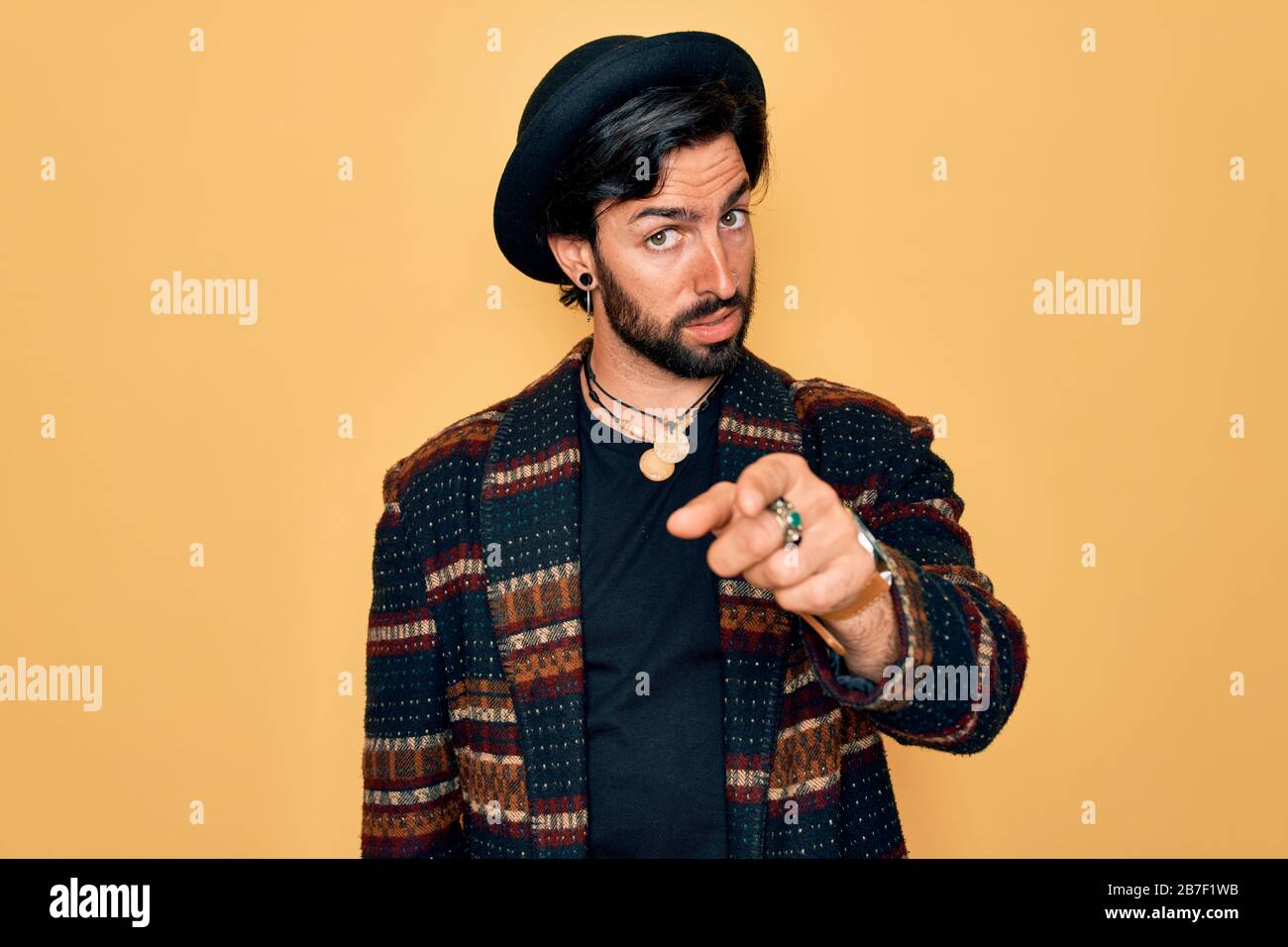 Jeune homme bohème hispanique portant un style hippie et un chapeau boho  pointant discontent et frustré à l'appareil photo, fâché et furieux avec  vous Photo Stock - Alamy