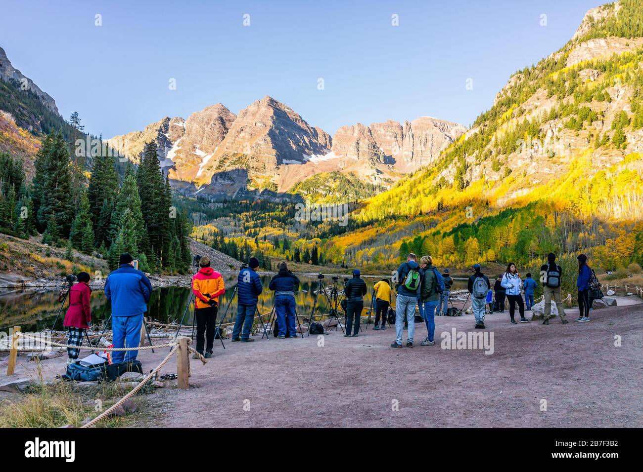 Aspen, États-Unis - 3 octobre 2019: Lac de Maroon Bells matin dans le Colorado automne et beaucoup de gens sur la piste prendre des photos de lever de soleil avec caméra trépied Banque D'Images