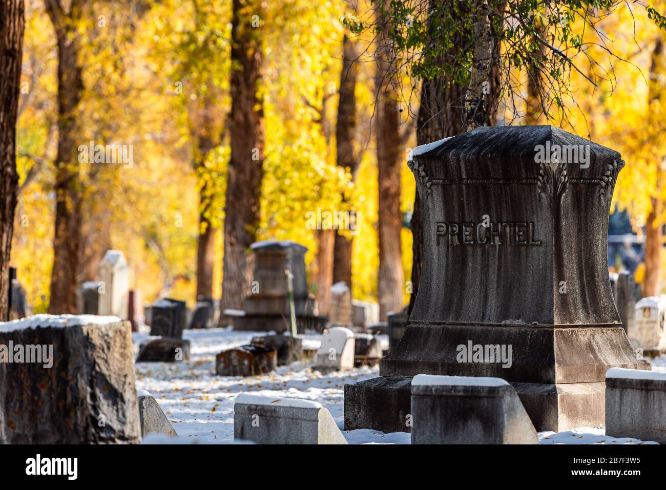Aspen, États-Unis - 11 octobre 2019: Ville du Colorado avec des arbres jaunes d'automne et de la neige dans la ville matin dans le cimetière Red Butte Banque D'Images