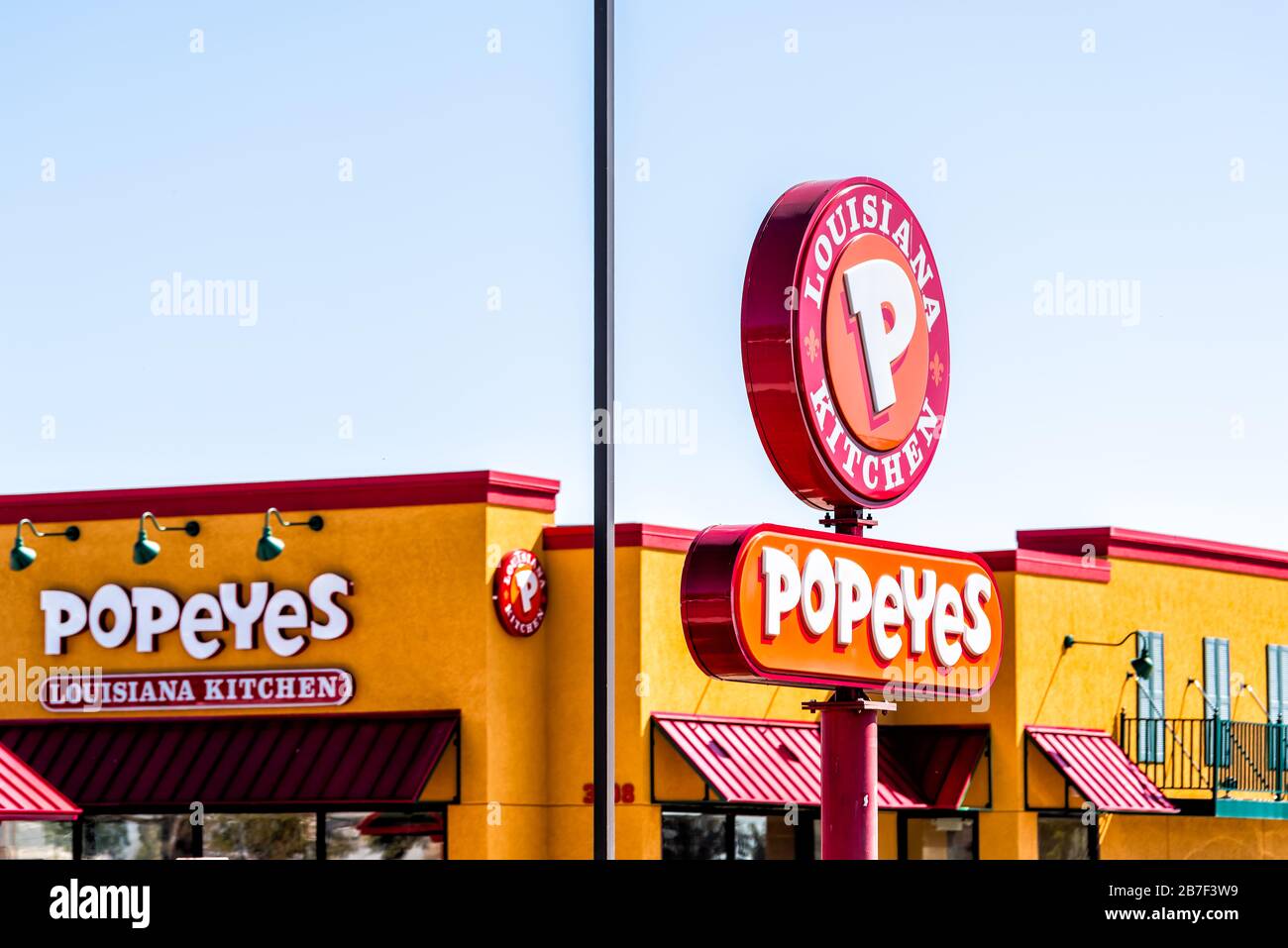 Garden City, États-Unis - 14 octobre 2019: Popeyes Louisiana Kitchen panneau de poulet frit Fast food à l'extérieur rouge de la petite ville industrielle du Kansas Banque D'Images