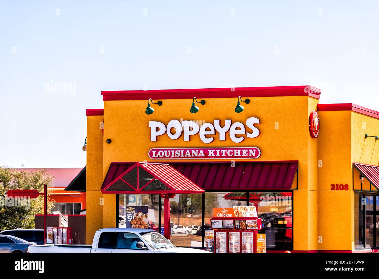 Garden City, États-Unis - 14 octobre 2019: Bâtiment et signe pour Popeyes Louisiana cuisine Fast food poulet frit dans Kansas petite ville industrielle rouge exter Banque D'Images