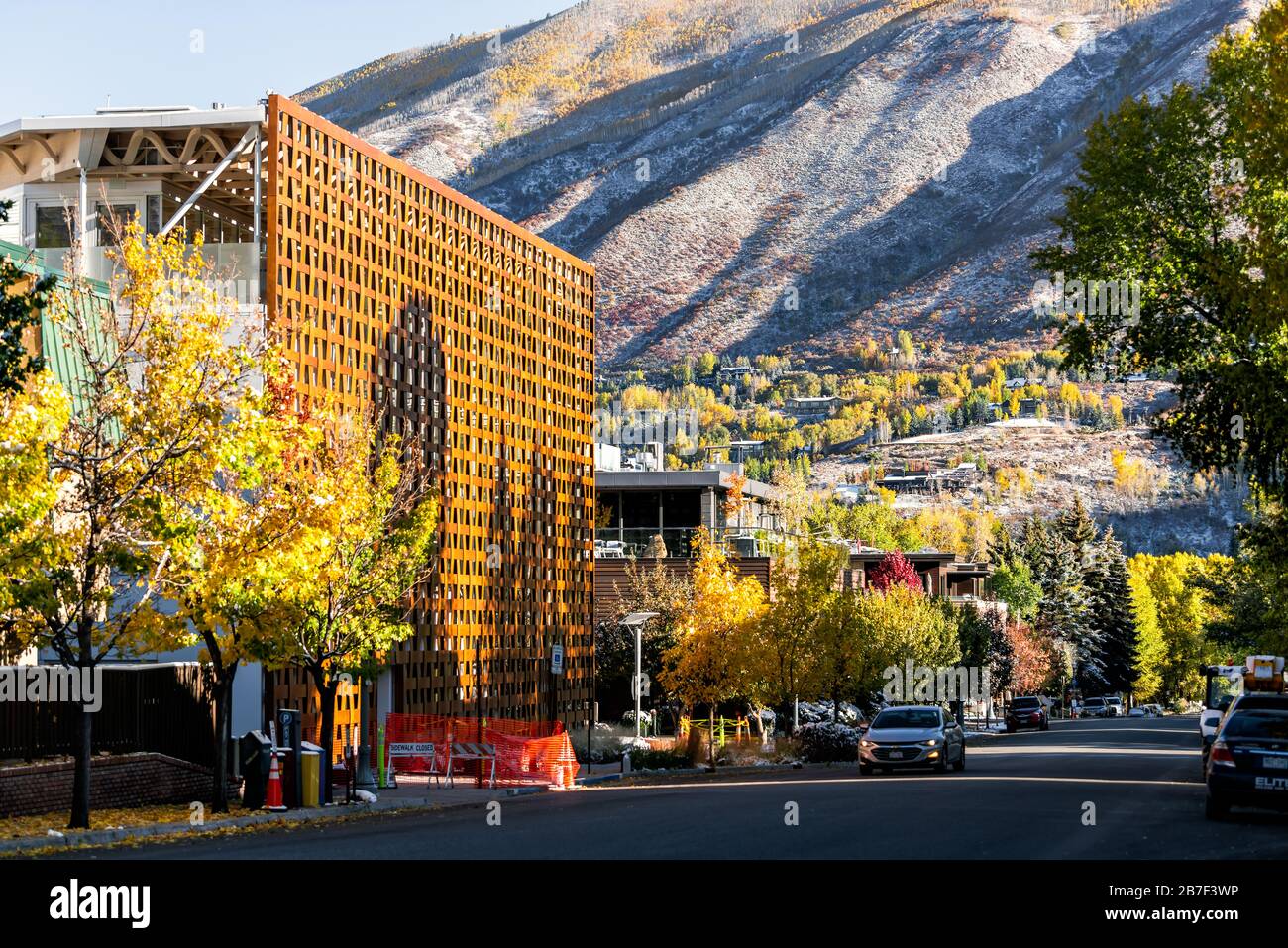 Aspen, États-Unis - 11 octobre 2019: Petite ville du Colorado avec une architecture moderne dans la rue dans la ville de luxe chère célèbre pendant la journée d'automne Banque D'Images