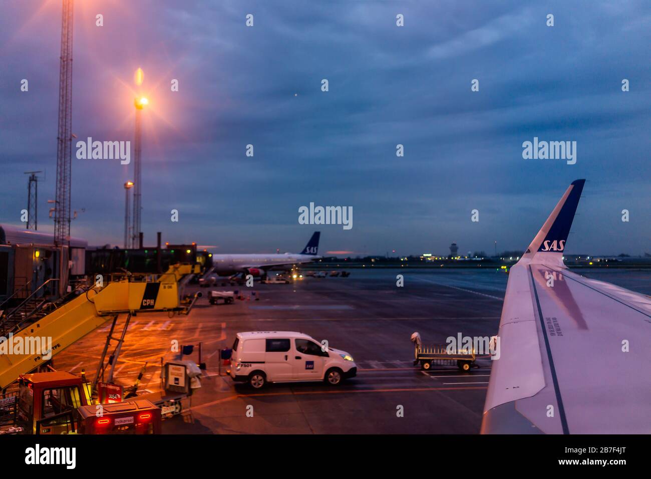 Copenhague, Danemark - 17 décembre 2019 : vue extérieure depuis l'aile avion de SAS Scandinavian Airlines sur l'aéroport international de Kastrup à l'extérieur Banque D'Images