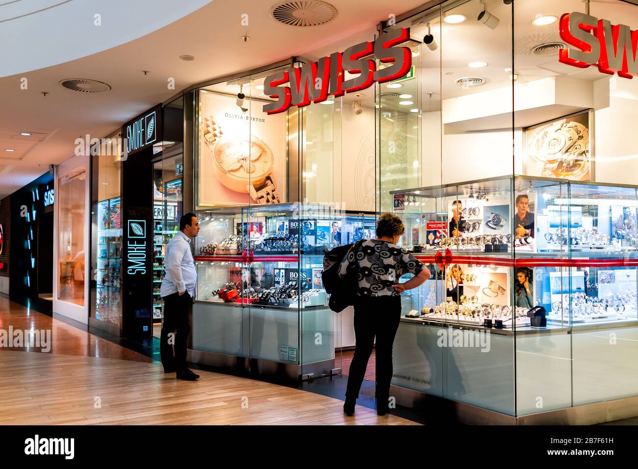 Varsovie, Pologne - 23 décembre 2019: Panneau Storefront pour boutique suisse de montres avec vitrine de détail à l'intérieur de Westfield Arkadia shoppin Banque D'Images