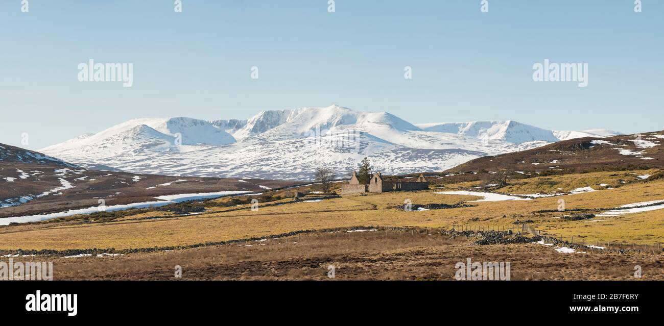 Printemps dans les Highlands écossais au Cottage abandonné de Blairglass, avec Lochnagar sur Royal Deeside encore couvert dans la neige Banque D'Images