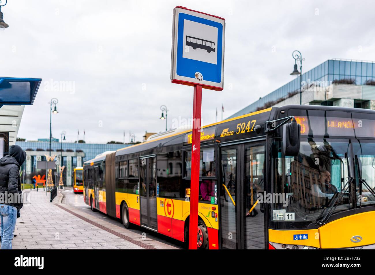 Varsovie, Pologne - 25 décembre 2019: Bus électrique zéro mission à l'arrêt signe avec les gens sur la rue Miodow dans la vieille ville de Varsovie Banque D'Images