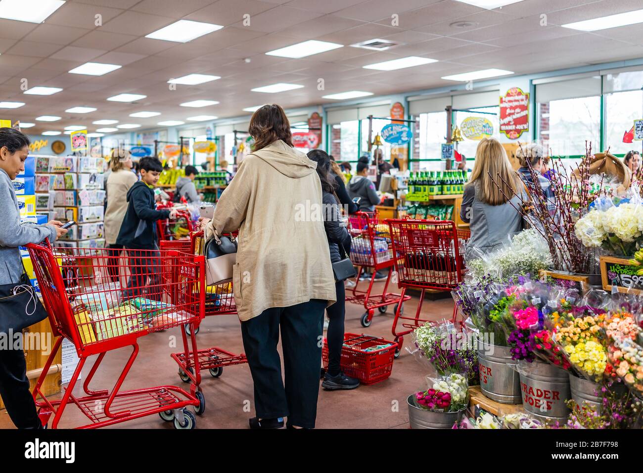 Reston, États-Unis - 13 mars 2020: Lignes longues dans la boutique de Trader Joe, les gens par panier acheter des produits d'épicerie, payer aux caisses enregistreuses dans prepar Banque D'Images