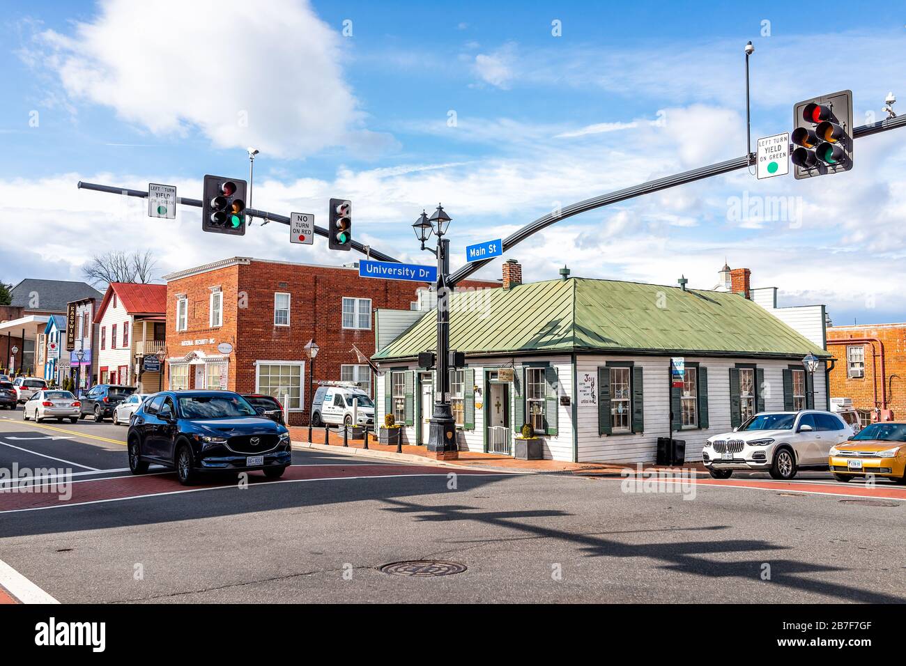 Ville de Fairfax, États-Unis - 10 mars 2020: Centre-ville de la vieille ville de University Drive, intersection de la rue principale avec des boutiques de souvenirs cadeaux, des restaurants et des smal Banque D'Images