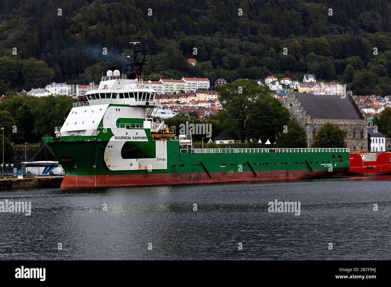 Bateau d'approvisionnement de plate-forme offshore (PSV) Bourbon Sapphire au quai Festningskaien, dans le port de Bergen, Norvège. Haakonshallen et Bergenhus en backgrou Banque D'Images
