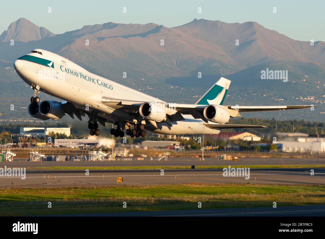 Cathay Pacific Cargo Boeing 747 cargo partant de la plate-forme de fret Ted Stevens International Airport à Anchorage. Avion cargo B-LJM. Banque D'Images