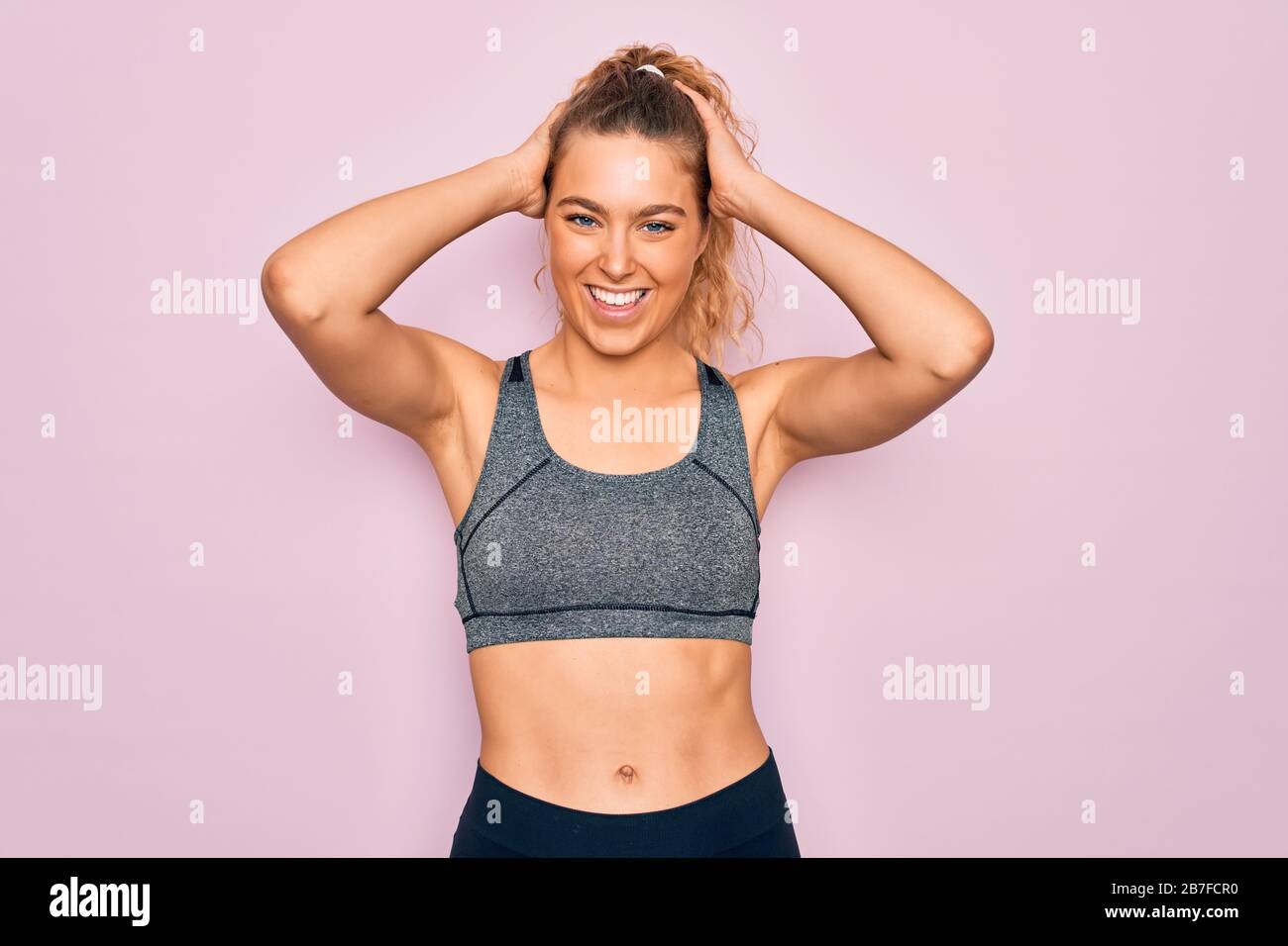 Jeune sportif blond avec yeux bleus faisant de l'exercice porter