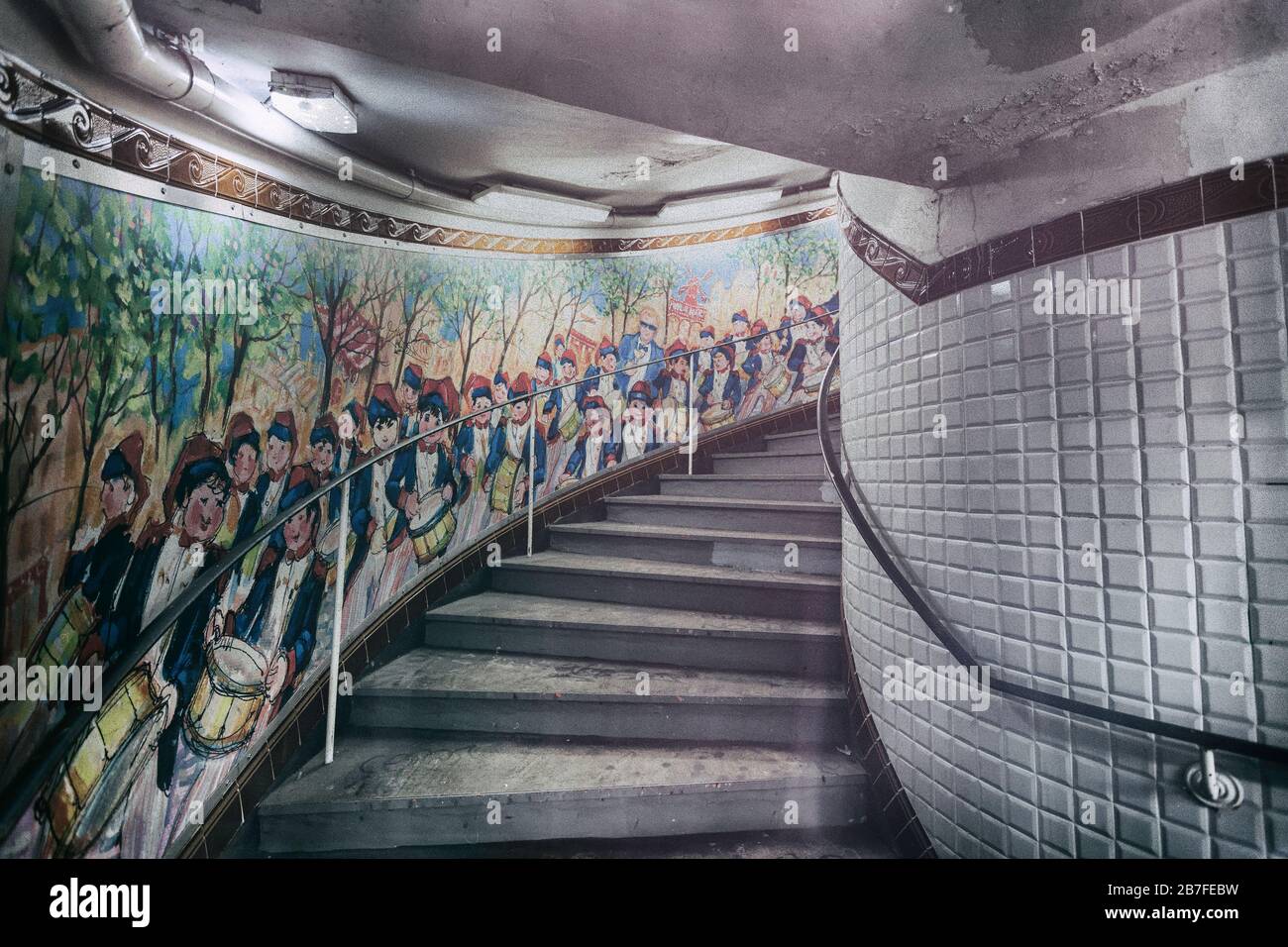 Fresque colorée représentant des soldats, le long des escaliers de la station de métro Abbesses, Montmartre, rive droite, Paris, France, Europe, couleur Banque D'Images