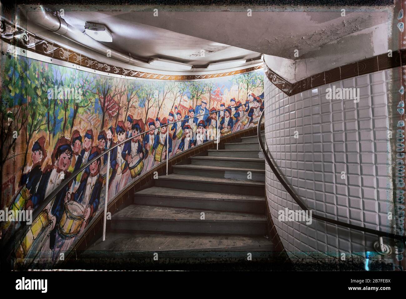 Fresque colorée représentant des soldats, le long des escaliers de la station de métro Abbesses, Montmartre, rive droite, Paris, France, Europe, couleur Banque D'Images