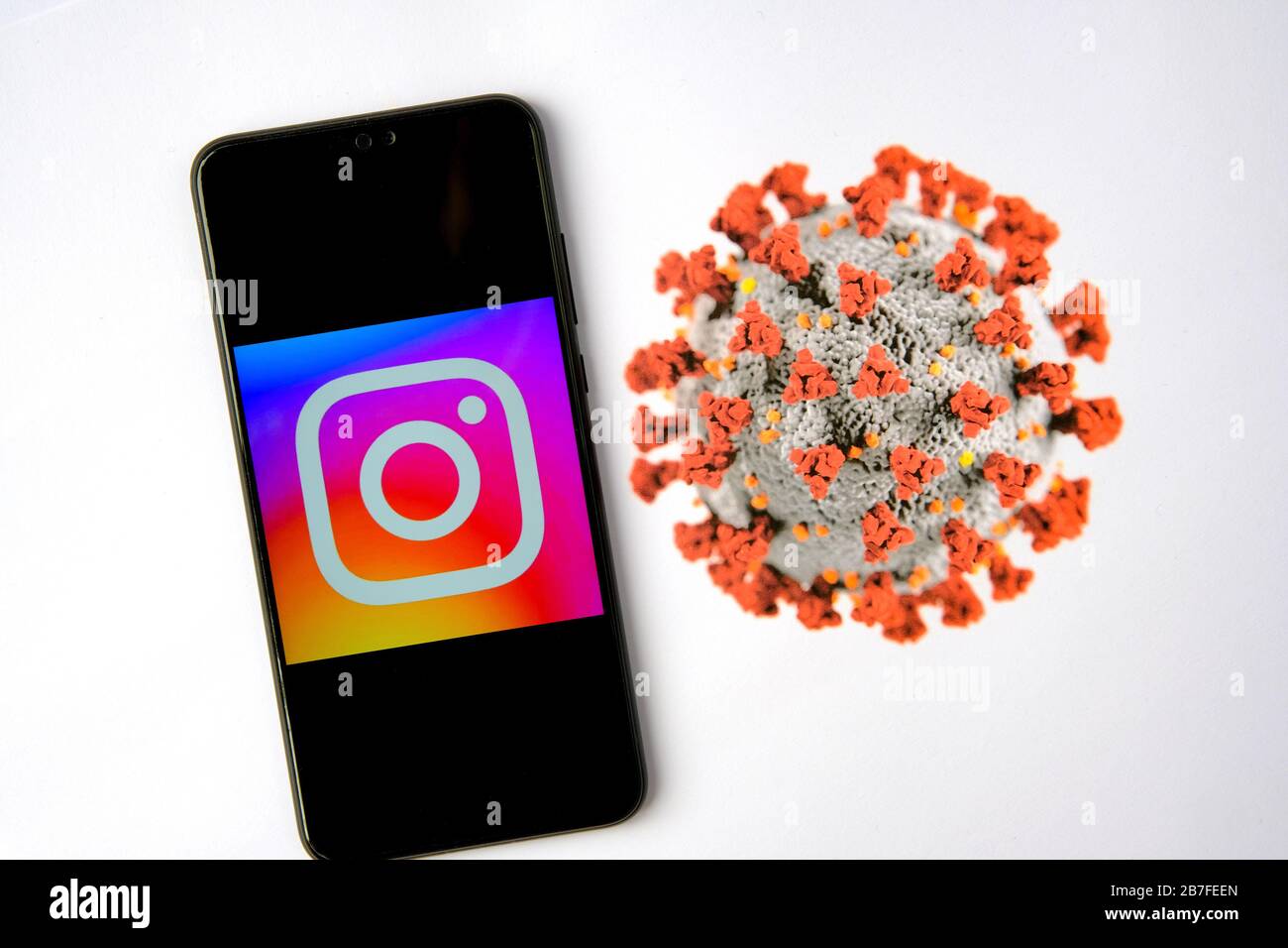 Stone / Royaume-Uni - 15 mars 2020: Logo Instagram sur smartphone et image floue de Coronavirus sur fond flou. Banque D'Images