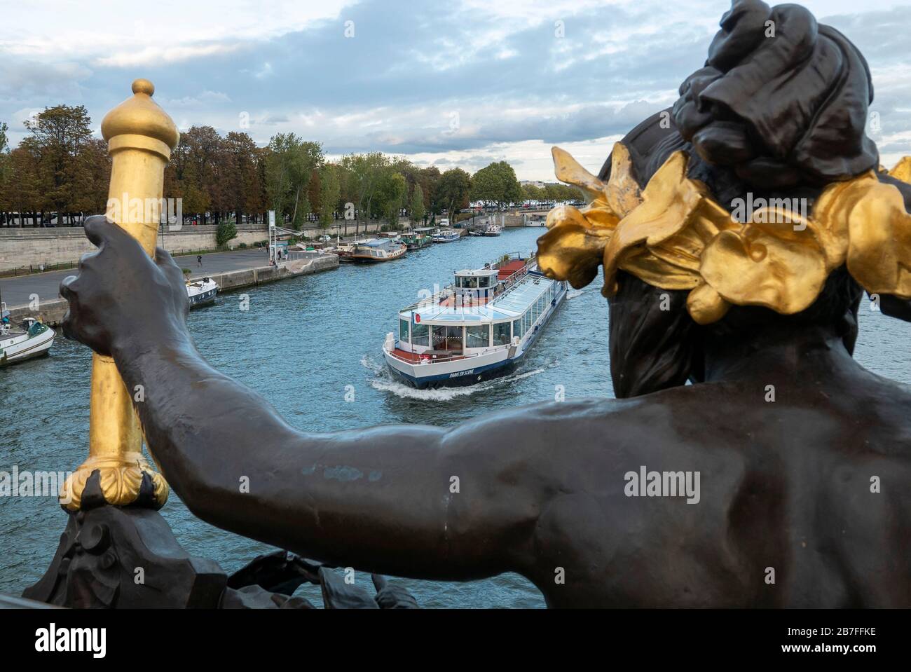 Tour bateau sur la Seine approchant le Pont Alexandre III avec la statue des nymphes de la Seine en premier plan, Paris, France, Europe Banque D'Images