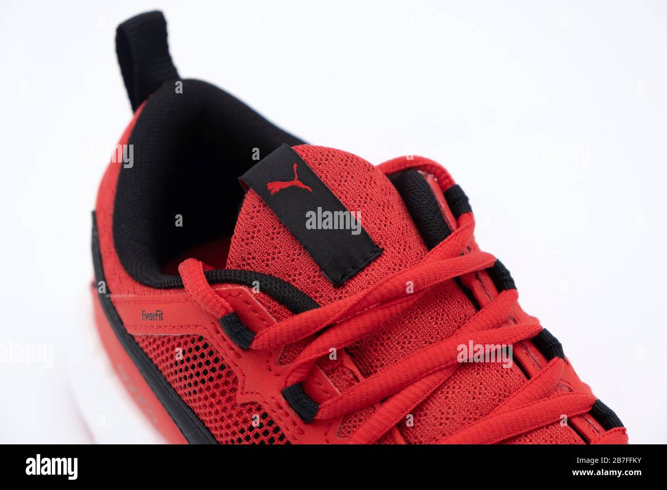 Gros plan sur la languette et les lacets de chaussures d'une chaussure de  course à pied Puma rouge sur fond blanc Photo Stock - Alamy