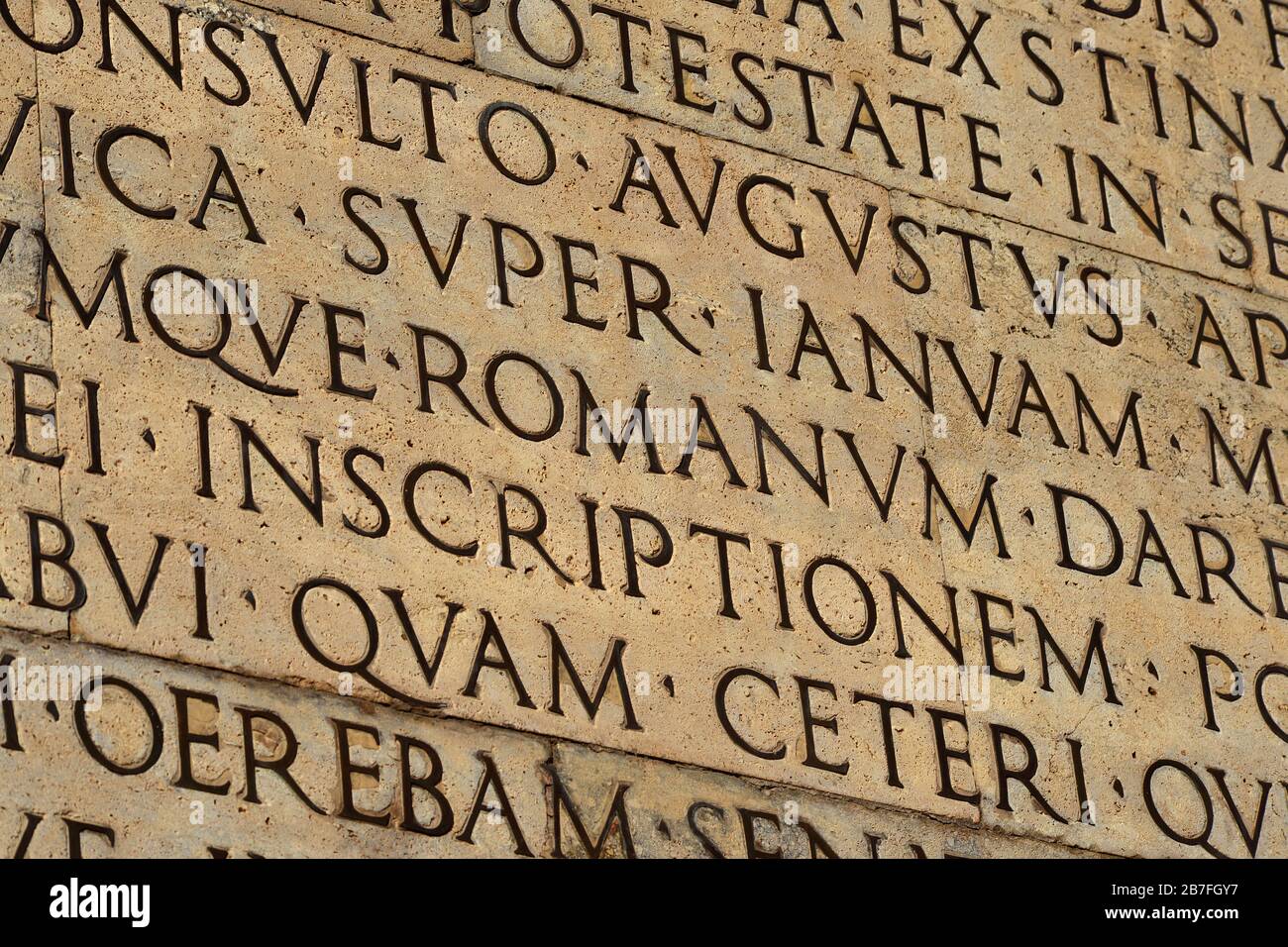 Langue ancienne latine et éducation classique. Inscription de l'empereur Augustus célèbre Res Gestae (1° siècle après Jésus-Christ), avec le mot Romanum au cen Banque D'Images
