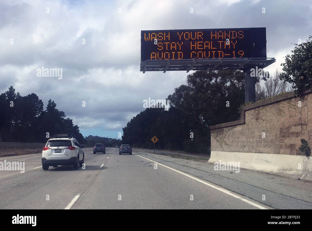 Sunnyvale, États-Unis. 15 mars 2020. Lavez-vous les mains, restez en bonne santé, évitez Covid-19 déclare un panneau de signalisation sur l'I-280 à San Bruno, Californie, le dimanche 15 mars 2020. Les bars et les caves de vinification sont commandés fermés dans l'État et les personnes de plus de 65 ans sont recommandées pour s'isoler. Photo de Terry Schmitt/UPI crédit: UPI/Alay Live News Banque D'Images