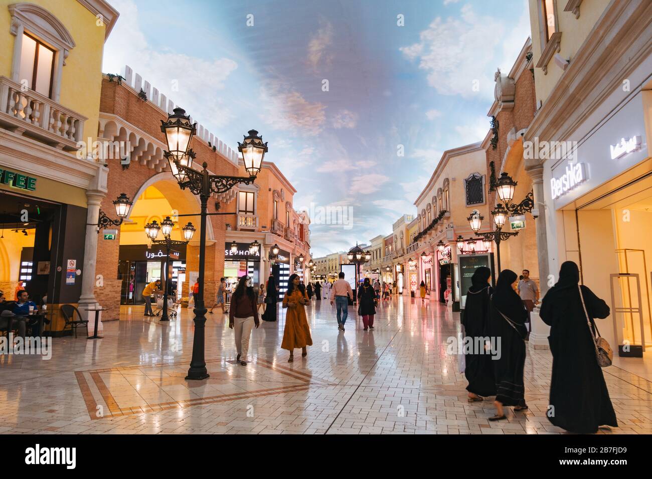 À l'intérieur du centre commercial Villaggio à Doha, au Qatar - une « mini-Venise » avec canaux, gondoles et plafond artificiel de ciel de jour Banque D'Images