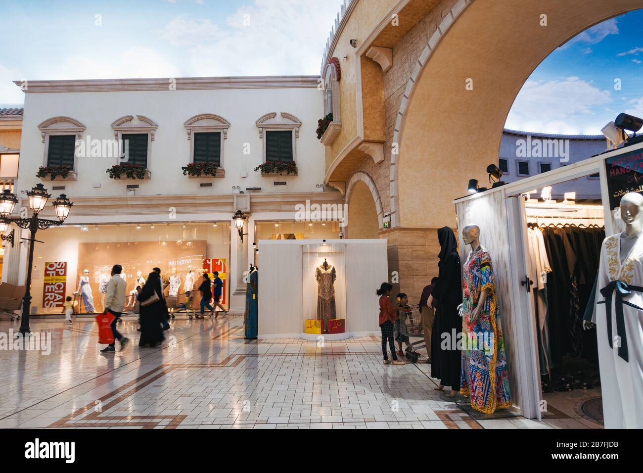 À l'intérieur du centre commercial Villaggio à Doha, au Qatar - une « mini-Venise » avec canaux, gondoles et plafond artificiel de ciel de jour Banque D'Images