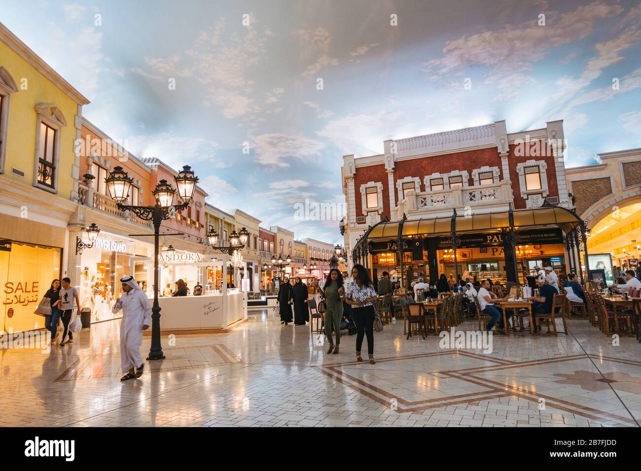 À l'intérieur du centre commercial Villaggio à Doha, au Qatar - une « mini-Venise » avec canaux, gondoles et plafond artificiel de ciel de jour Banque D'Images