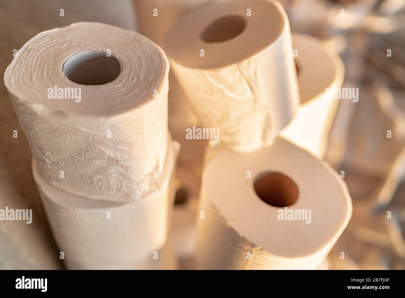 De nombreux rouleaux de papier toilette à la maison du hoarder hoarding au milieu de l'achat de panique pour l'épidémie de virus corona pénurie. Banque D'Images