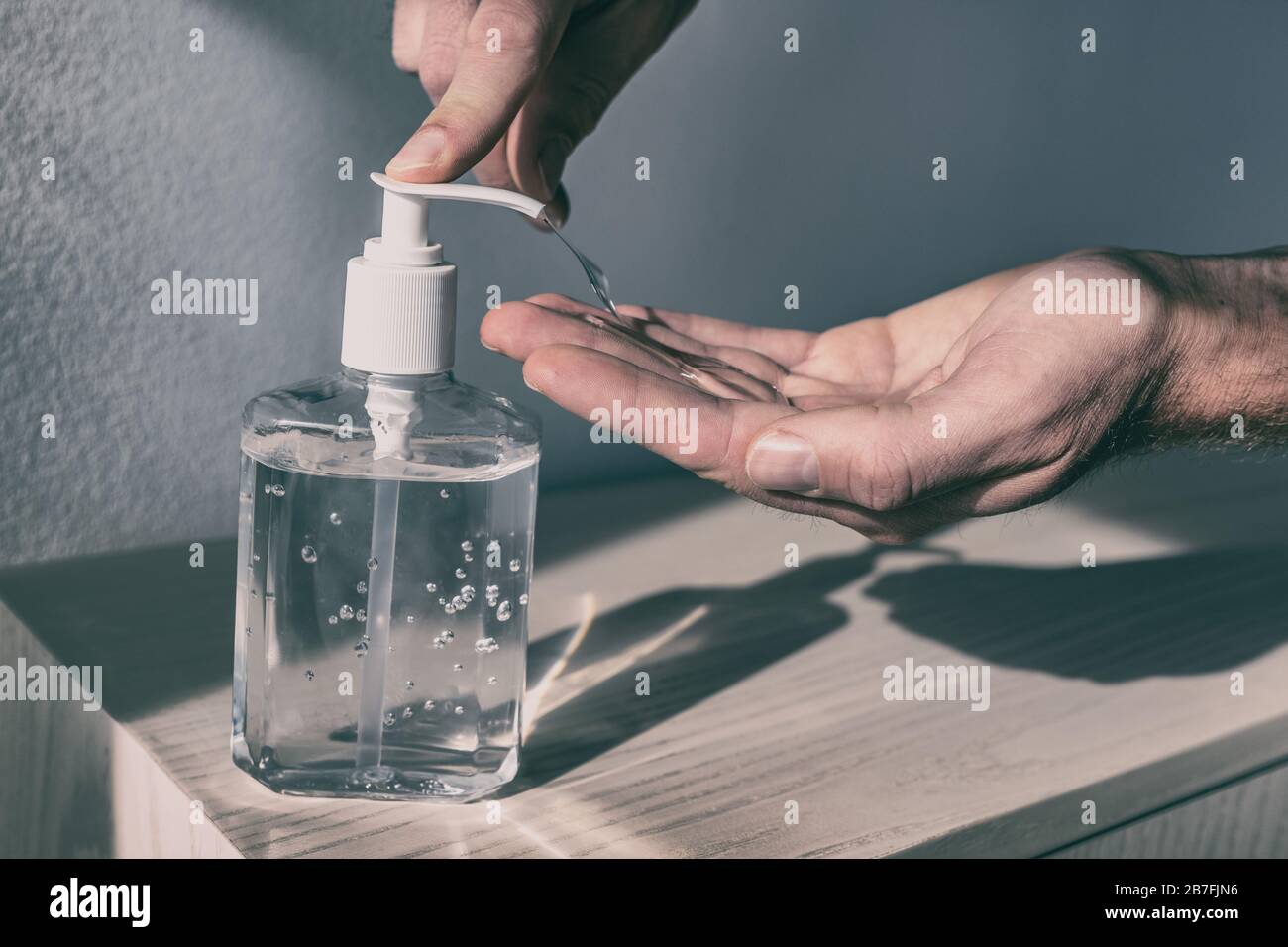 Corona virus mains désinfectant bouteille homme frottez gel frottez pour le nettoyage mains coronavirus COVID-19 prévention de la pandémie dans les aéroports et les hôpitaux. Banque D'Images