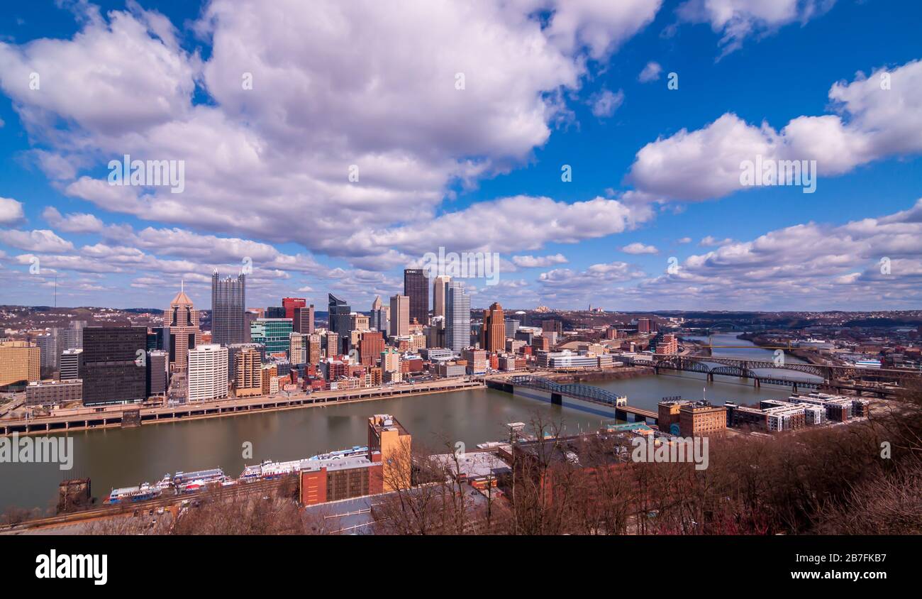 Centre-ville de Pittsburgh et ponts sur la rivière Monongahela avec l'Université de Pittsburgh au loin, Pittsburgh, Pennsylvanie, États-Unis Banque D'Images