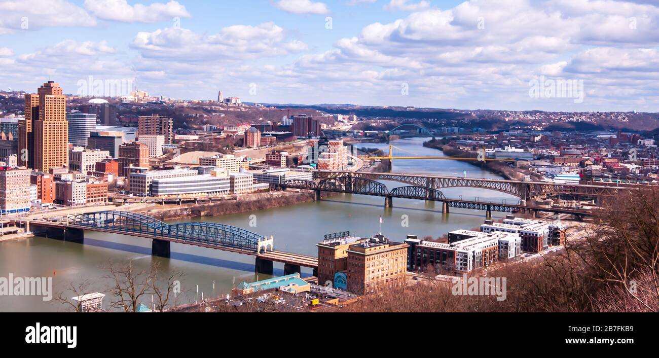 Partie du centre-ville de Pittsburgh et ponts sur la rivière Monongahela avec l'Université de Pittsburgh au loin, Pittsburgh, Pennsylvanie, États-Unis Banque D'Images