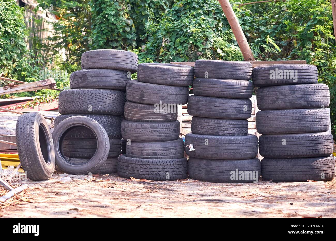 Un tas de vieux pneus usés. Banque D'Images
