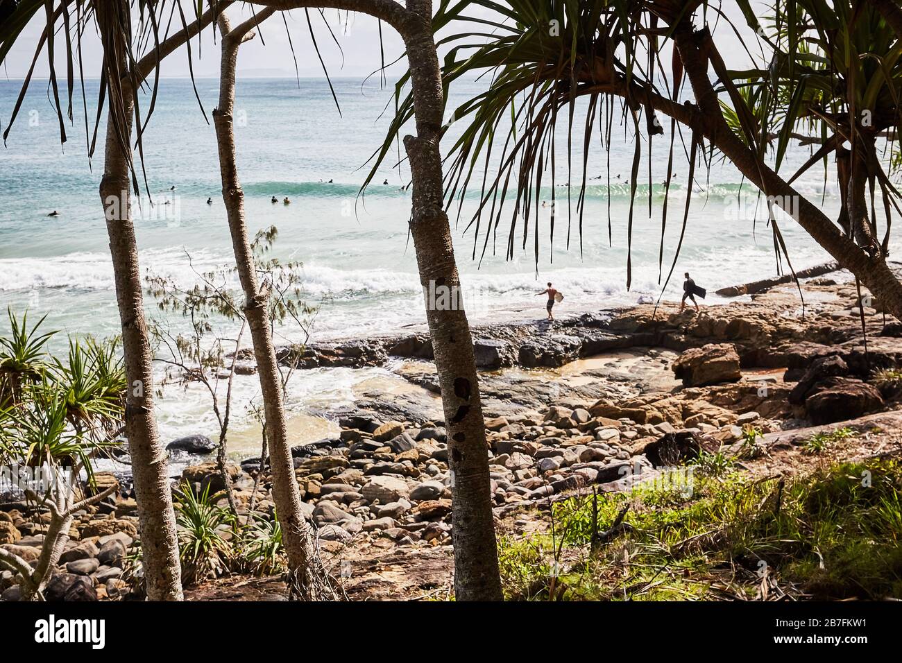 Des foules de personnes qui apprécient les bains de soleil, le surf et la vie sur Noosa Main Beach, Queensland, Australie Banque D'Images