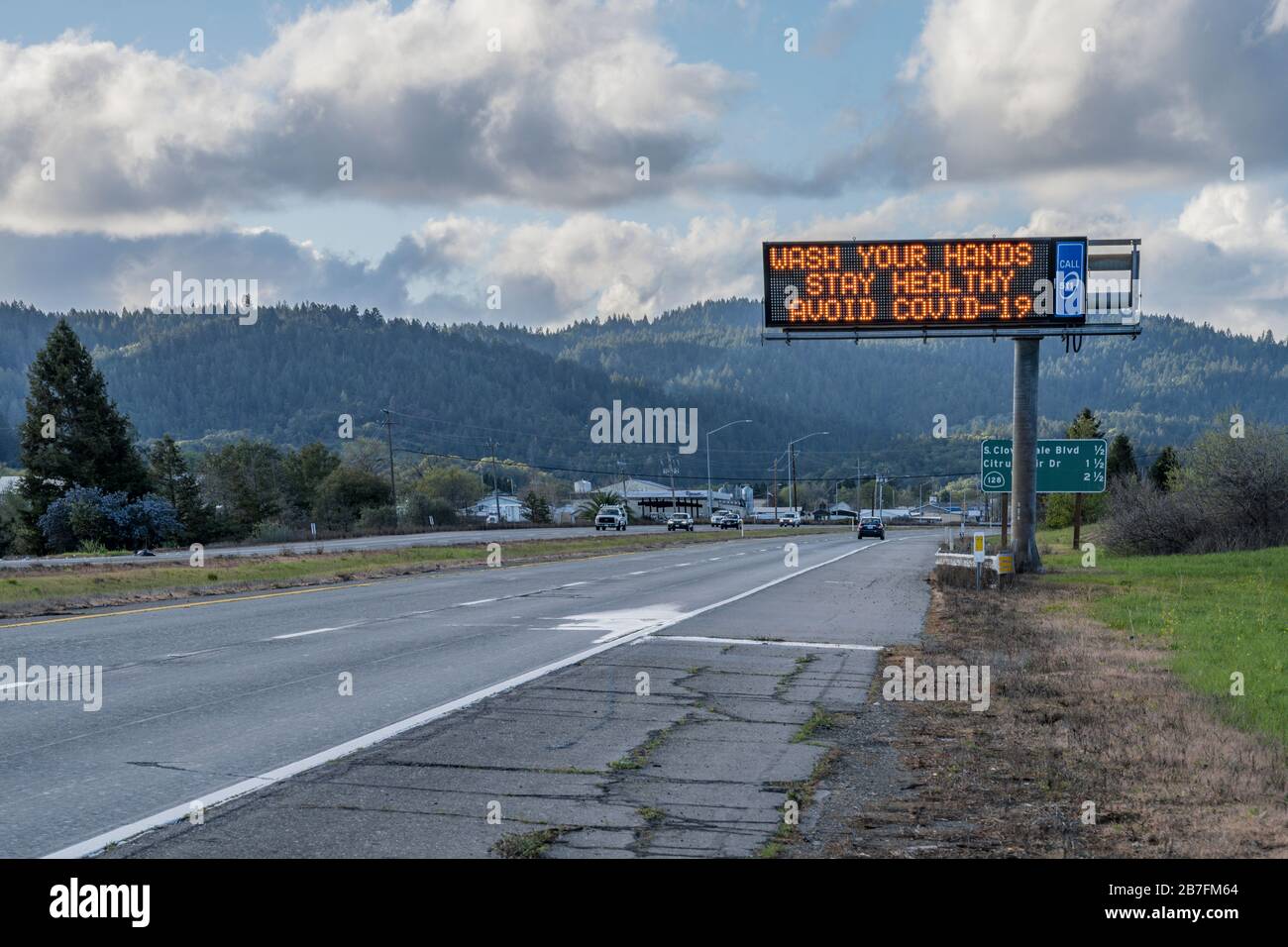 Carte de message routière pour la promotion de protocoles de sécurité pour éviter COVID-19 Coronavirus. Banque D'Images Carte de message routière pour la promotion de protocoles de sécurité pour éviter COVID-19 Coronavirus. Banque D'Images