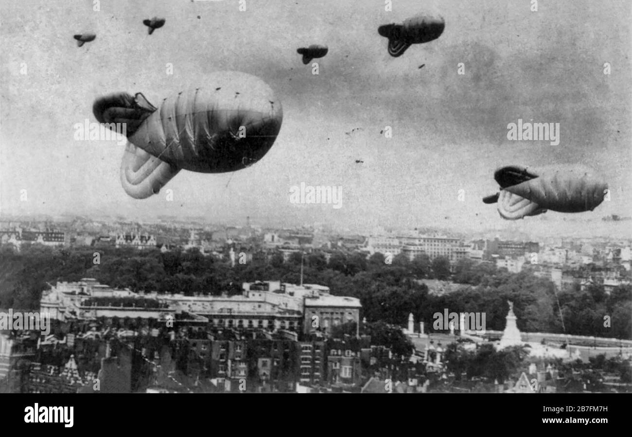 Des ballons de barrage au-dessus de Londres pendant la seconde Guerre mondiale Buckingham Palace et le Victoria Memorial peuvent être vus au milieu du terrain. Banque D'Images