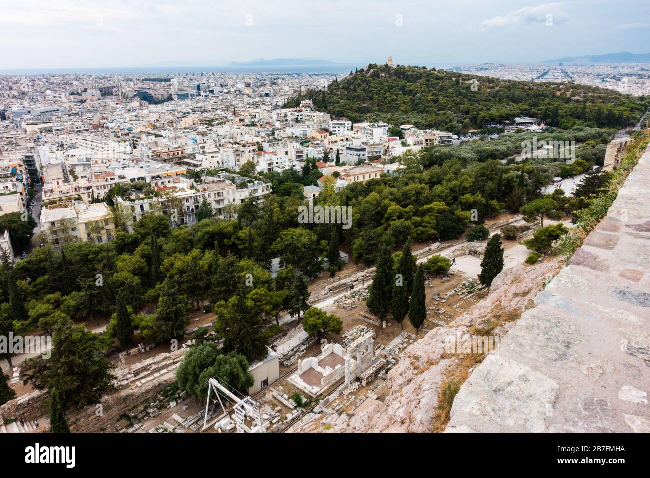 Vue sur Athènes vers la colline de Filopappou, vue depuis le sommet de l'Acropole d'Athènes Banque D'Images