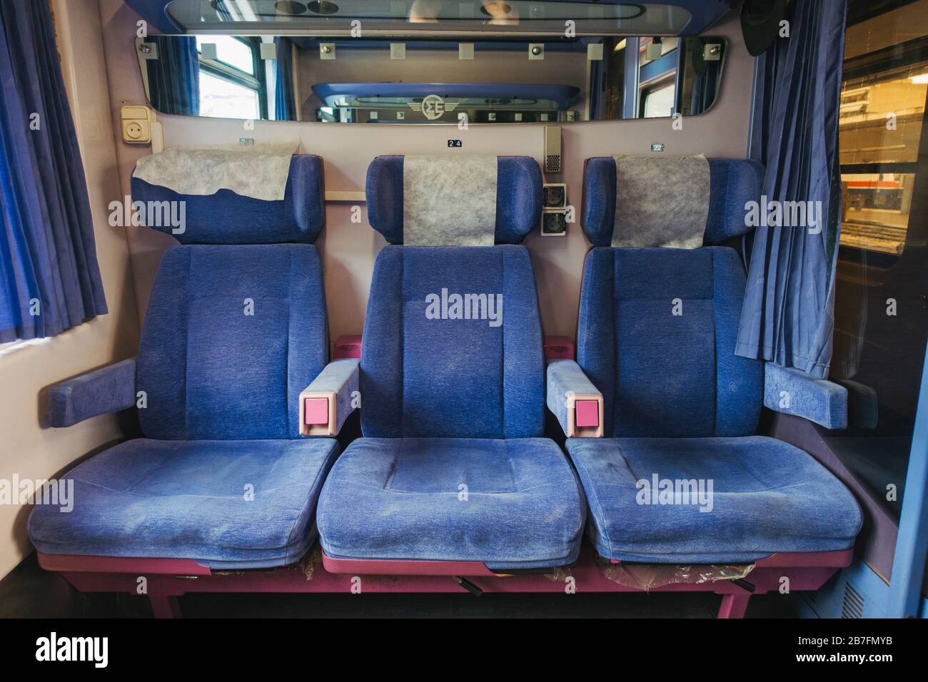 Sièges passagers dans une cabine sur la ligne de train à grande vitesse Athènes-Thessalonique Banque D'Images