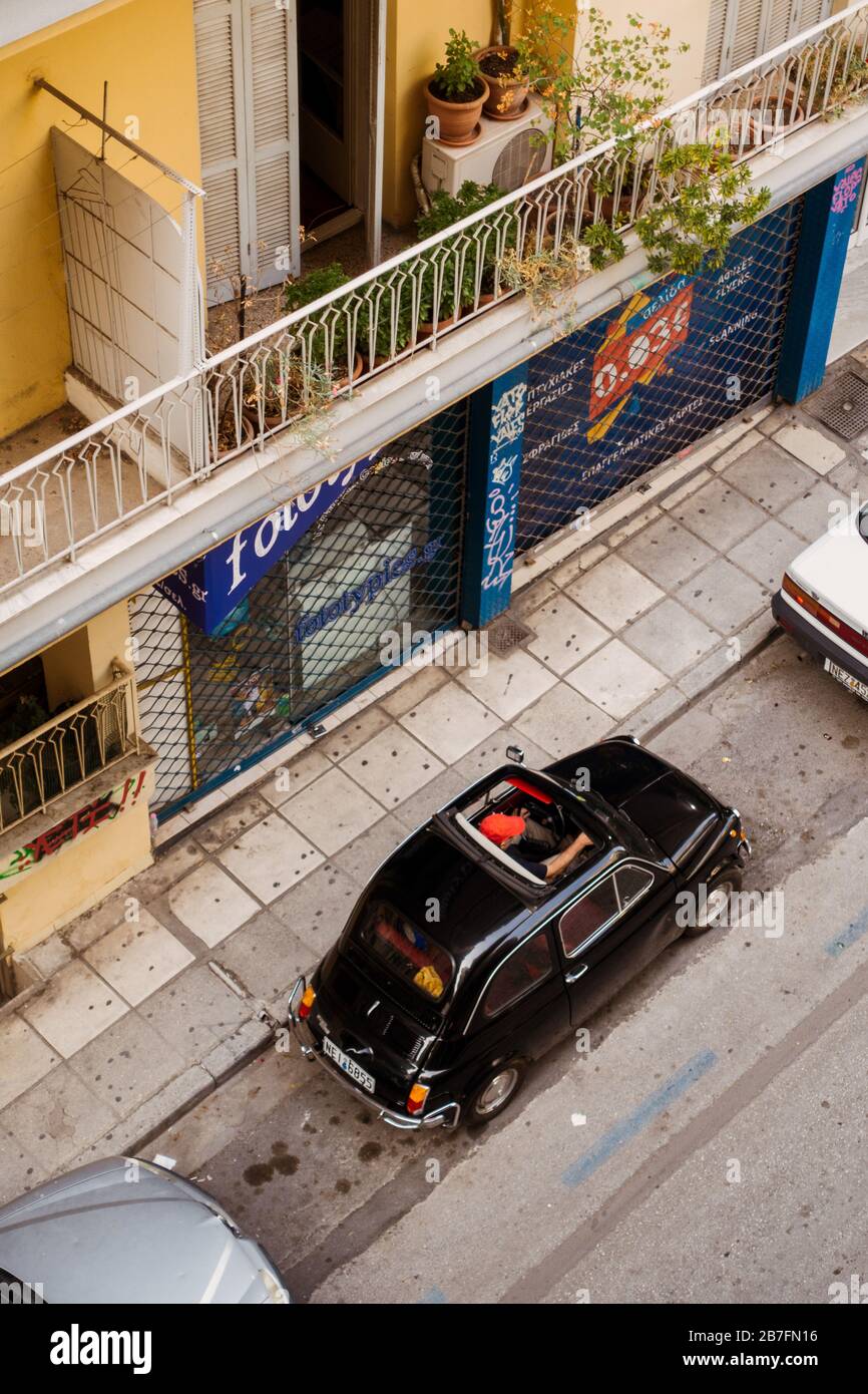 Vue panoramique d'un homme préparant sa Fiat 500 Bambino classique pour un trajet à Thessalonique, Grèce Banque D'Images