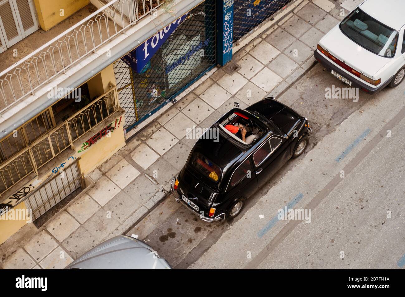 Vue panoramique d'un homme préparant sa Fiat 500 Bambino classique pour un trajet à Thessalonique, Grèce Banque D'Images