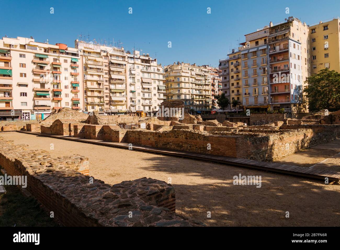 Des immeubles entourent les ruines antiques du palais de Galerius à Thessalonique, Grèce. Construit à l'origine au 4ème siècle, AD Banque D'Images