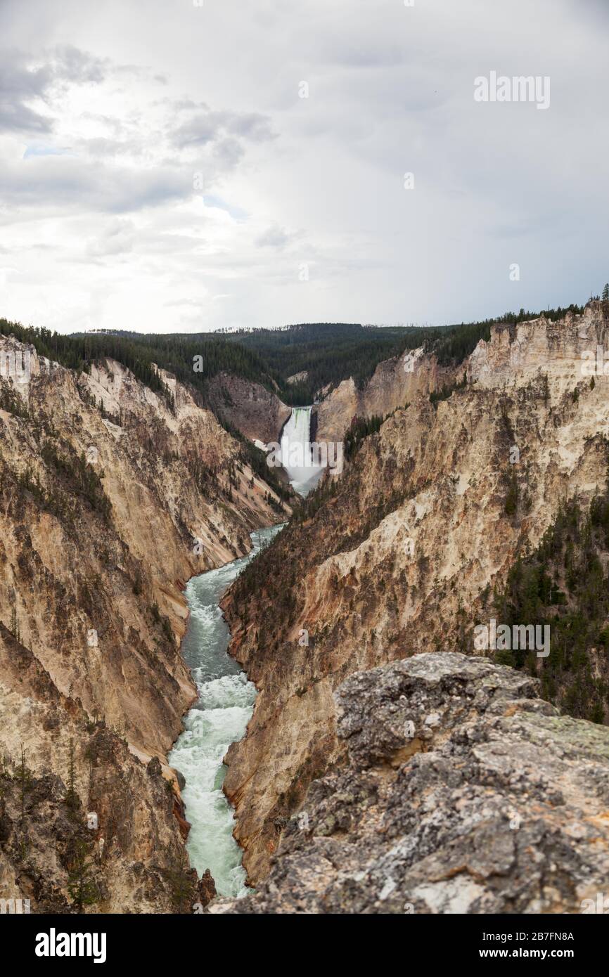 Les hautes et puissantes chutes inférieures de la rivière Yellowstone qui tombe dans le canyon escarpé vu de Artists point dans le parc national de Yellowstone, Banque D'Images