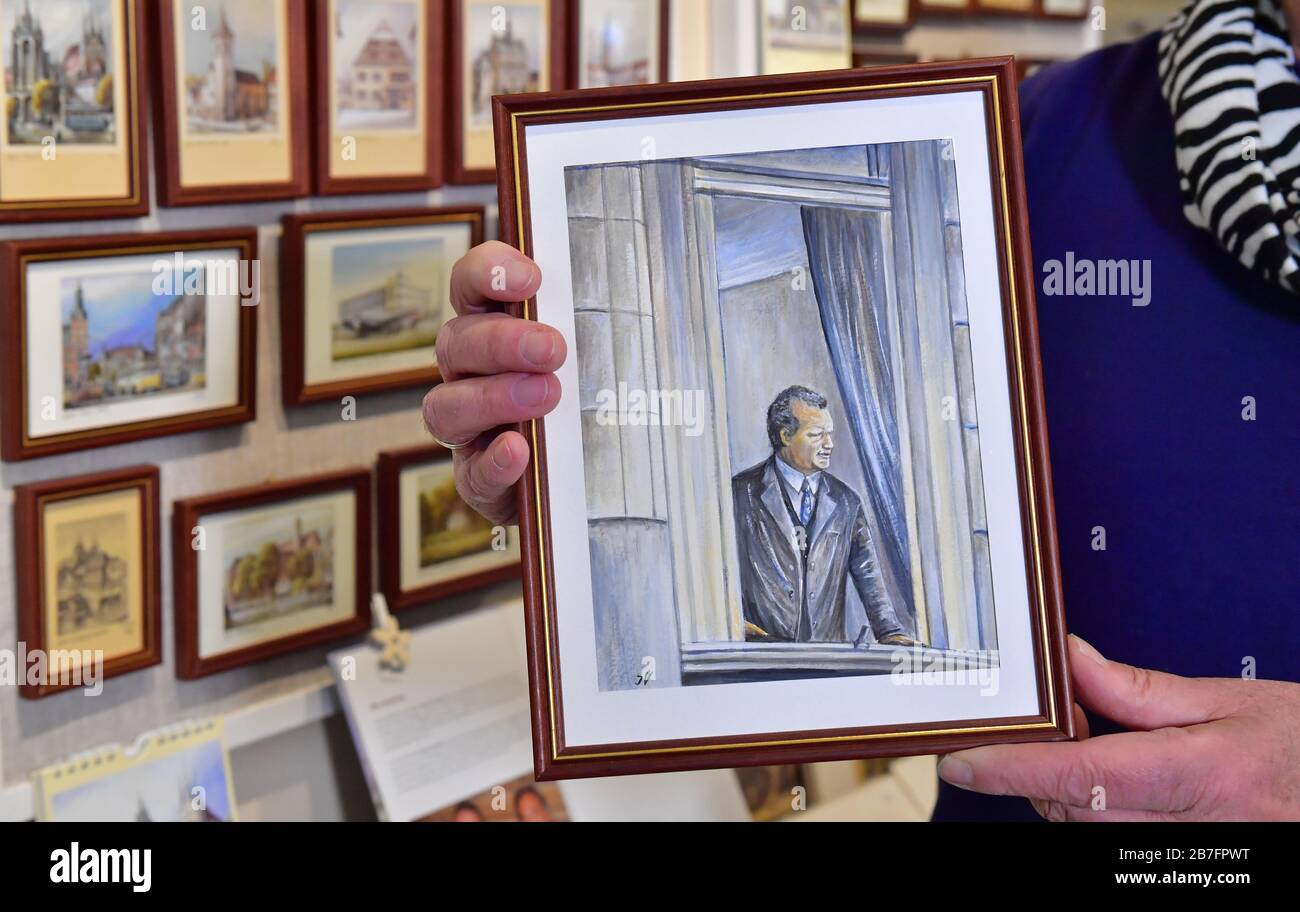 Erfurt, Allemagne. 13 mars 2020. Jürgen Valdeig, témoin contemporain et marchand d'art, montre une image peinte de lui-même montrant le chancelier fédéral Willy Brandt à la fenêtre de l'hôtel "Erfurter Hof". Il y a 50 ans, le 19 mars 1970, Willy Brandt était le premier chancelier fédéral à faire une visite d'État à la RDA. Dans l'hôtel "Erfurter Hof" en face de la gare, le politicien du SPD a eu des entretiens avec le président du Conseil des ministres du GDR Stoph. C'était le premier sommet germano-allemand. Crédit: Martin Schutt/dpa-Zentralbild/dpa/Alay Live News Banque D'Images