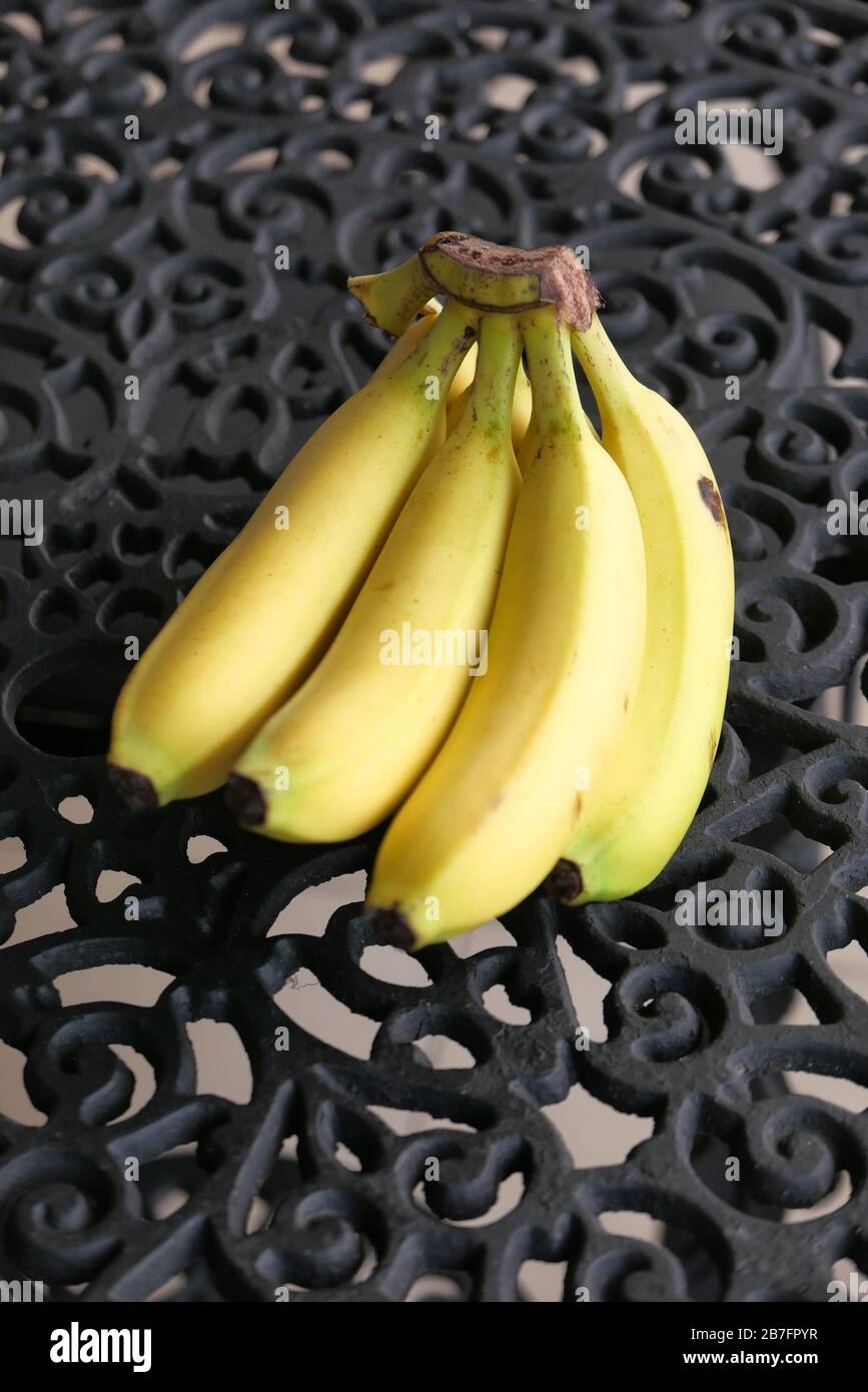 Banane sur fond de bois. Vue de dessus Banque D'Images