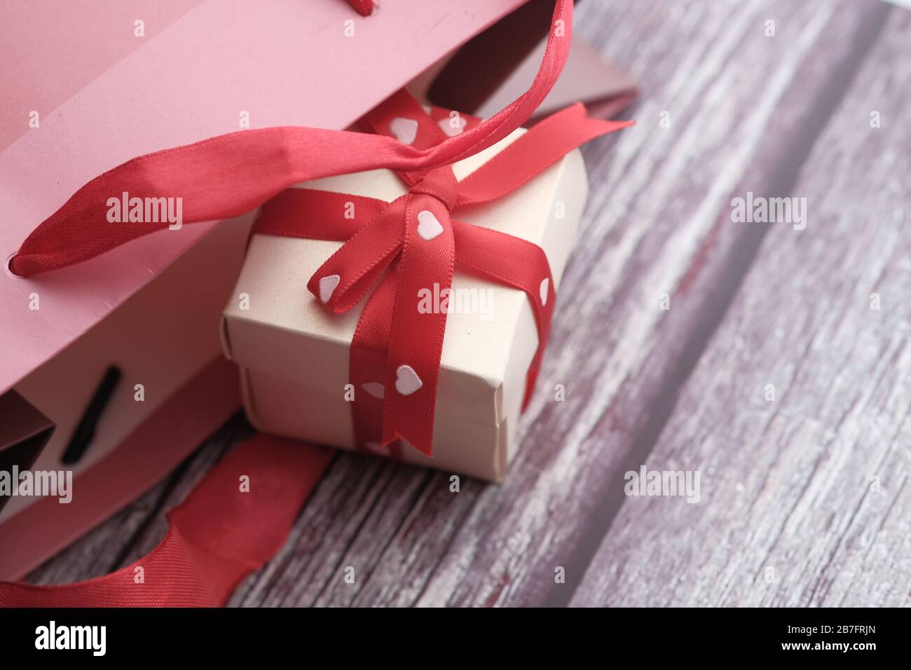 Gros plan du cadeau de Saint-Valentin sur la table Banque D'Images