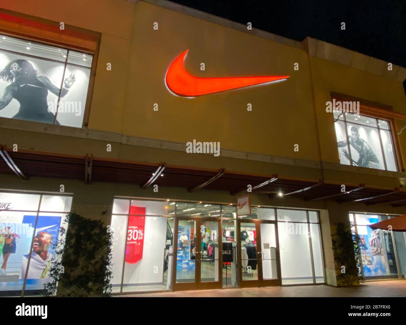 Los Angeles, États-Unis. 15 mars 2020. Vue générale du Nike Factory Store  dans les Citadel Outlets, dimanche 15 mars 2020, à Los Angeles. À partir du  16 mars, les magasins Nike aux