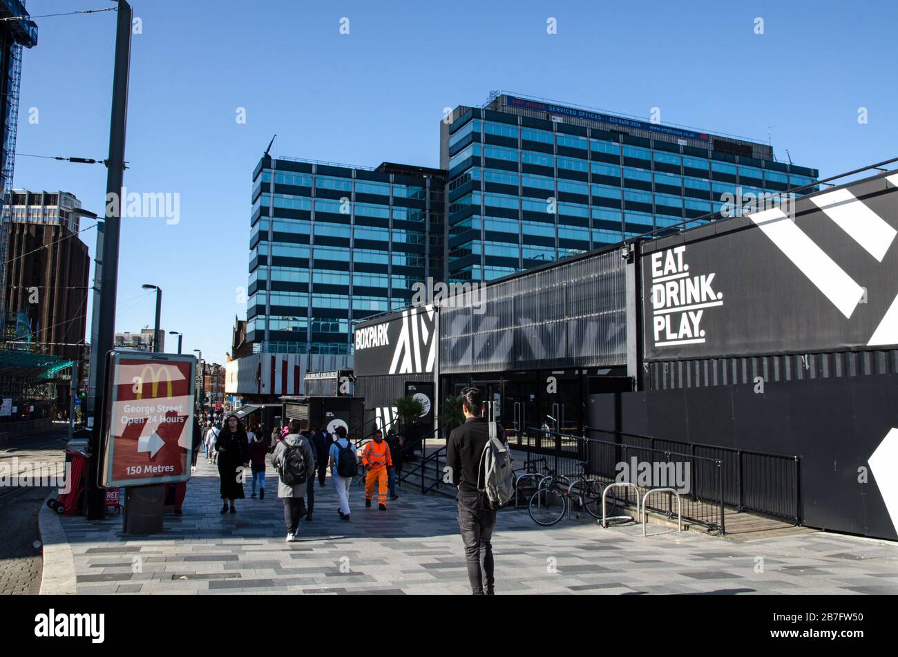 Croydon, Royaume-Uni - 2 octobre 2019 : piétons passant devant les offres de restauration et de bar du développement de Boxpark dans East Croydon un matin ensoleillé d'automne Banque D'Images