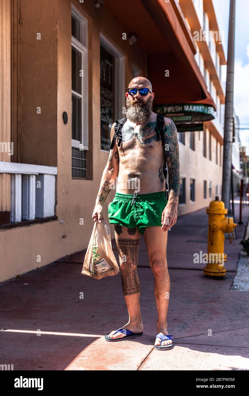 Portrait complet d'un homme barbu tatoué dans des malles, South Beach, Miami Beach, Floride, Royaume-Uni. Banque D'Images